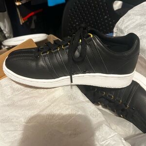 “Send Ur Price?” Almost New Black “K SWISS” White Sole🥰